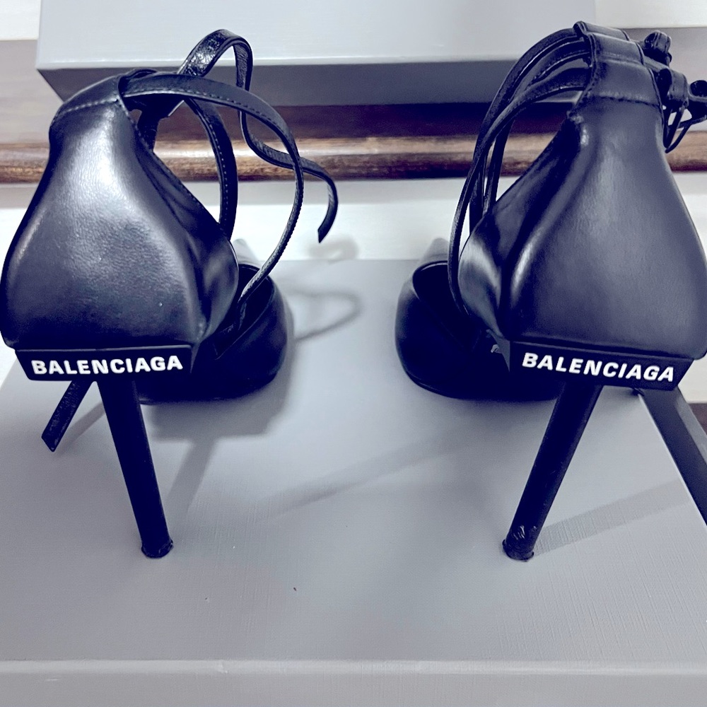 Luxury Ankle Strap Pointed Leather Pumps!